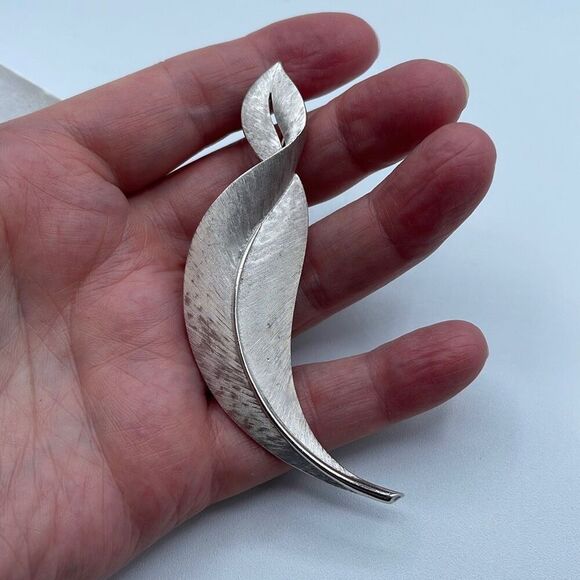 Vintage crown Trifari curved feather leaf brooch - Picture 5 of 9